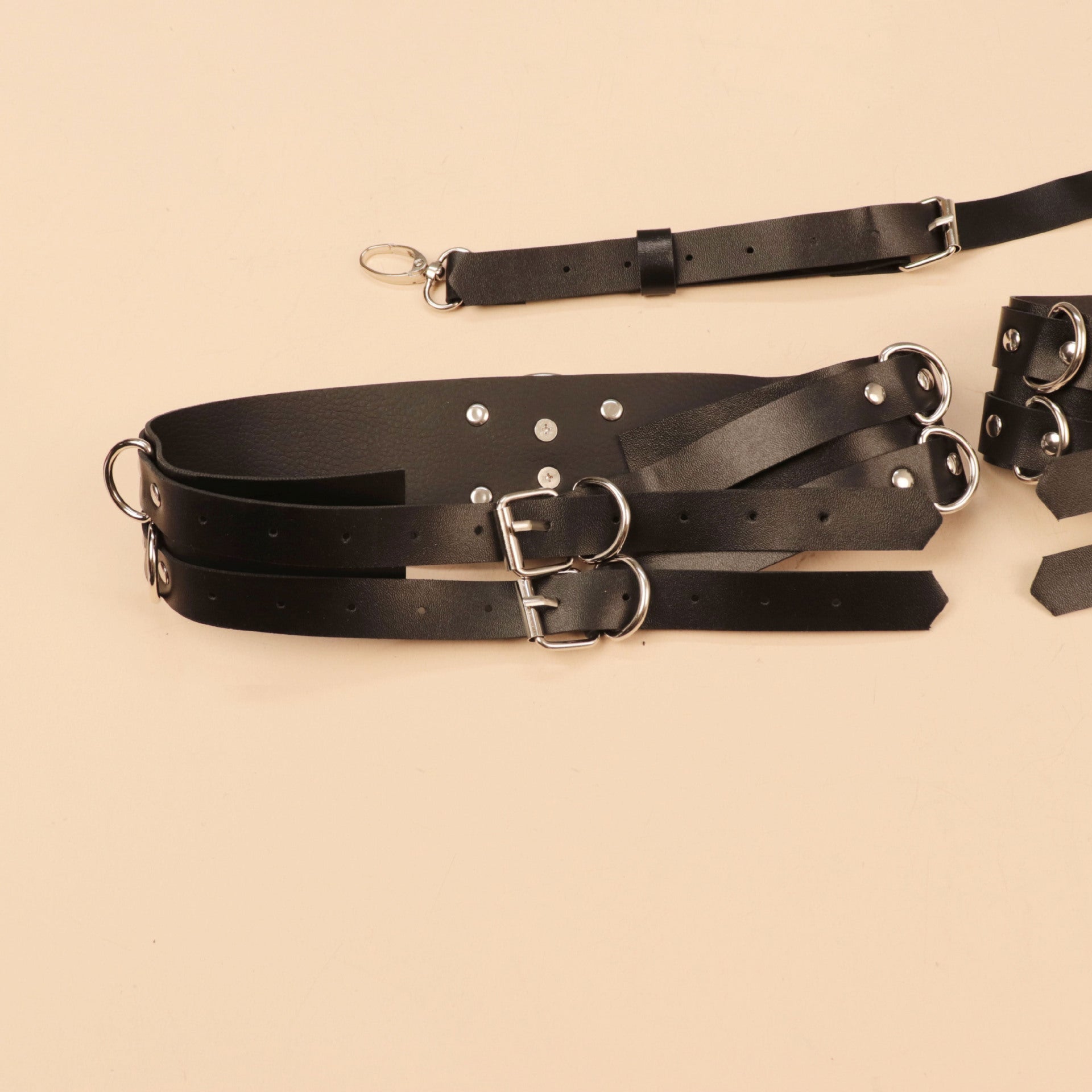 現貨 💖 厚重下沉感皮革束縛褲 捆綁 BDSM 女王 奴隸 主僕 調教 角色扮演 情趣 飾品 | 可以色色